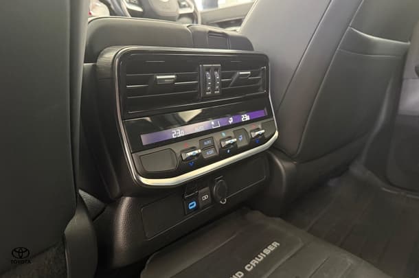 2022 Toyota Landcruiser VX image 18