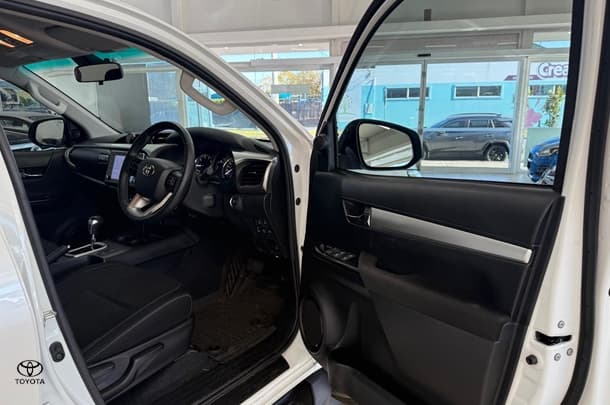 2023 Toyota Hilux SR5 image 16