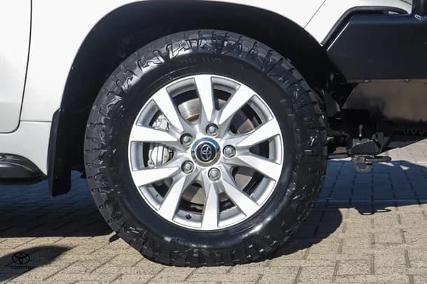2021 Toyota Landcruiser VX image 14