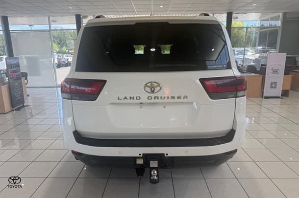 2023 Toyota Landcruiser GXL image 6