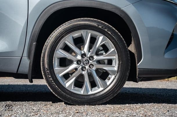 2022 Toyota KLUGER HYBRID AWD GRANDE image 24