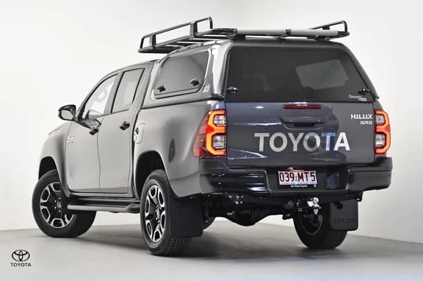 2024 Toyota Hilux 4x4 SR5 image 5