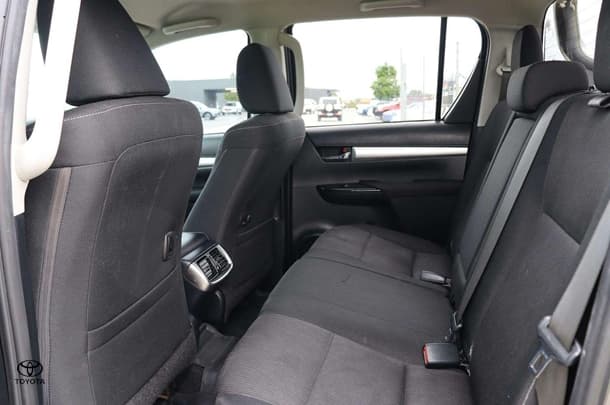 2022 Toyota Hilux 4x4 SR5 image 17