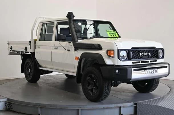 2025 Toyota LC Military GXL image 3