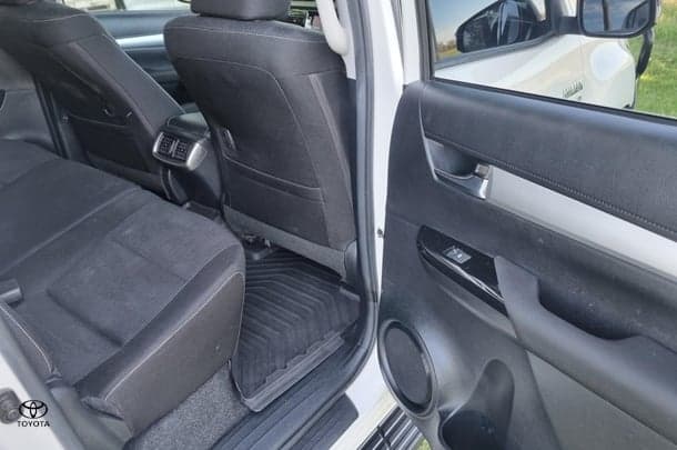 2020 Toyota Hilux 4x4 SR5 image 15