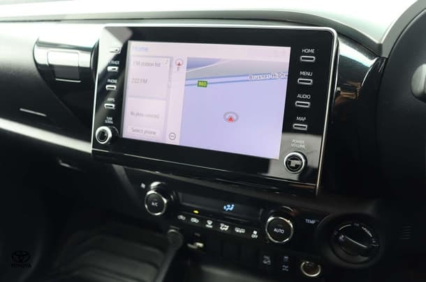 2020 Toyota Hilux 4x4 SR5 image 13