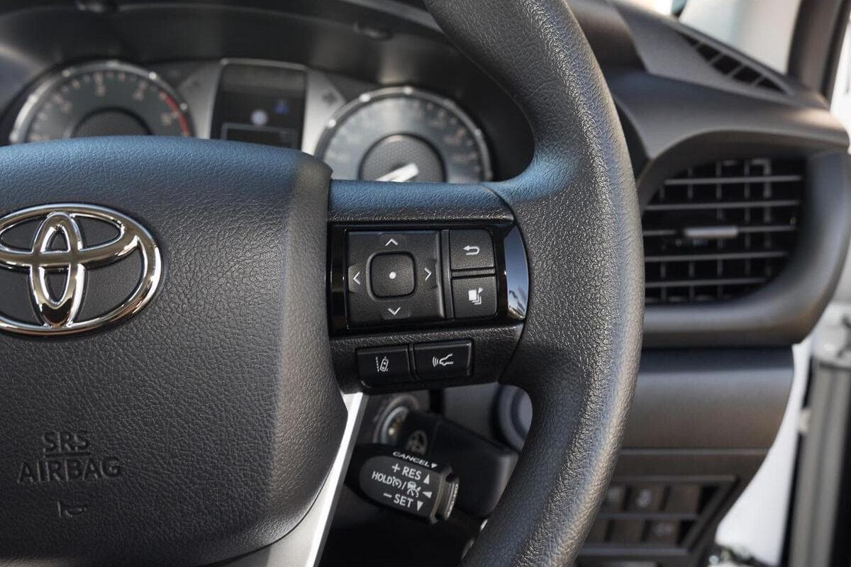 2025 Toyota Hilux SR Auto 4x4 Double Cab image 14