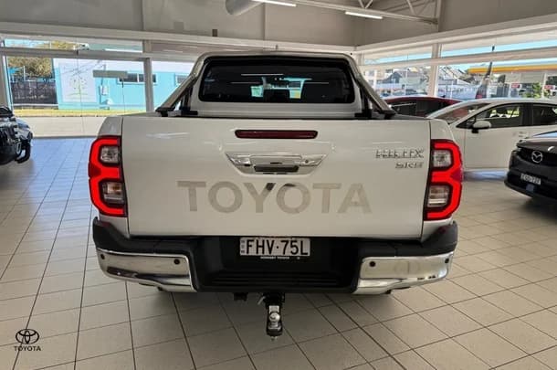 2023 Toyota Hilux SR5 image 5