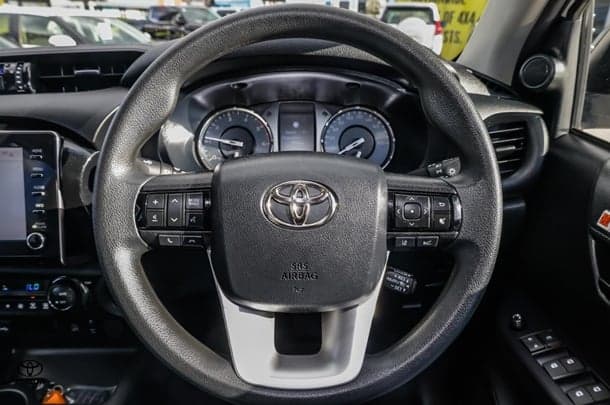 2024 Toyota HILUX SR image 22