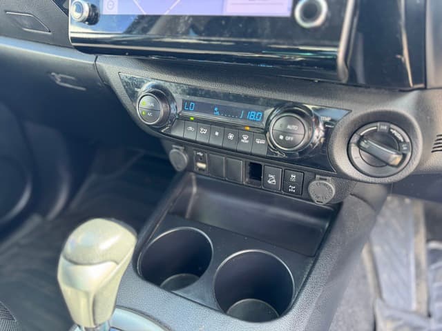 2022 Toyota Hilux SR5 image 13