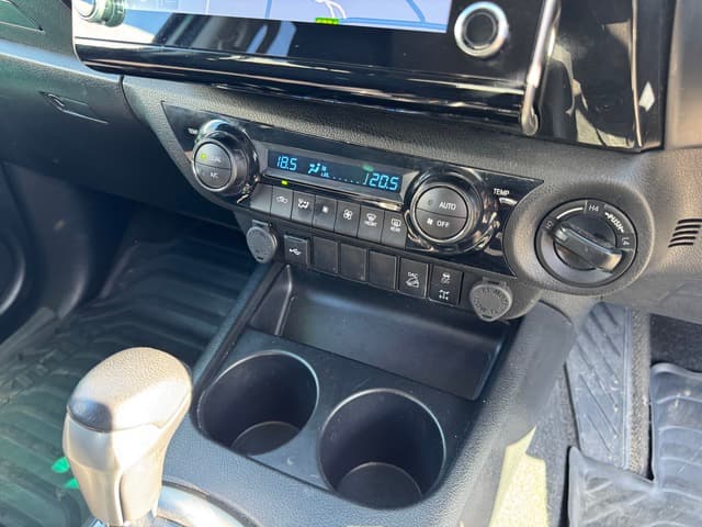 2023 Toyota Hilux SR5 image 15