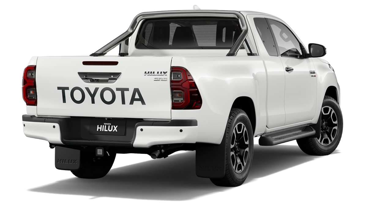 2023 Toyota Hilux 4x4 SR5 Extra-Cab Pick-up image 3