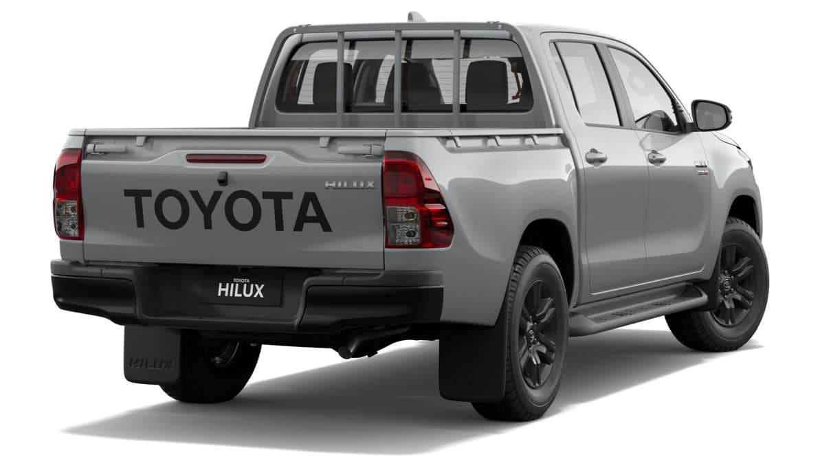 2025 Toyota Hilux 4x4 SR Diesel Double-Cab Pick-Up image 3
