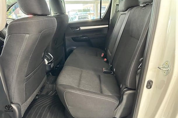 2024 Toyota Hilux SR5 image 15