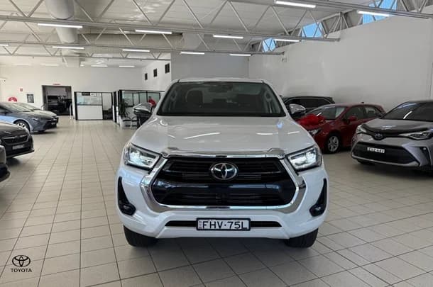 2023 Toyota Hilux SR5 image 2
