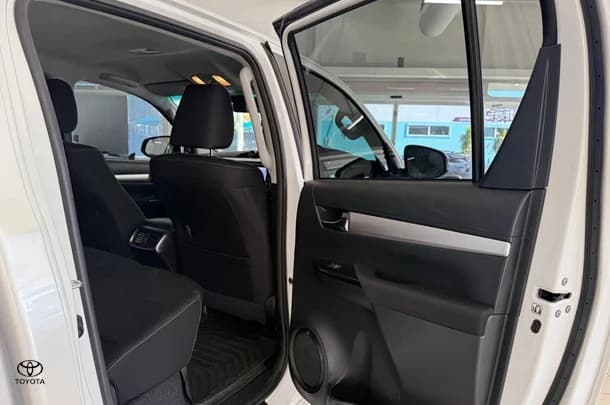 2023 Toyota Hilux SR5 image 14
