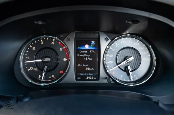 2024 TOYOTA Hilux 4x4 SR5 image 11