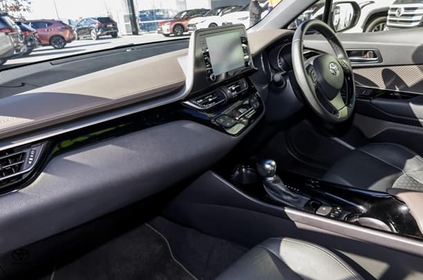 2022 Toyota C-HR Hybrid Koba 2WD image 8