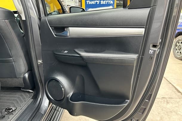 2022 Toyota Hilux 4x4 SR5 image 28