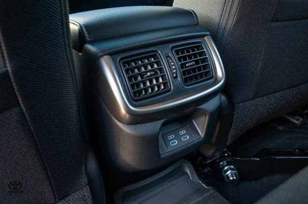 2024 TOYOTA Hilux 4x4 SR5 image 22