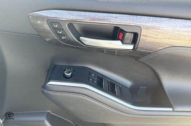 2023 Toyota Kluger 4x2 GRANDE image 13