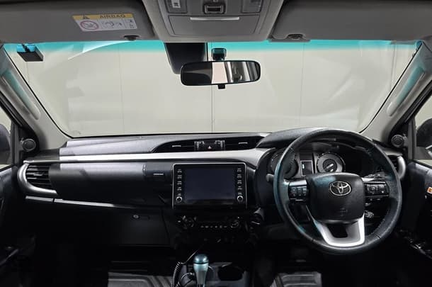 2022 Toyota Hilux SR5 image 13