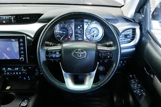 2024 Toyota Hilux 4x4 SR5 image 10