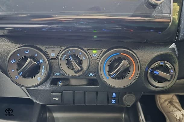 2023 Toyota Hilux SR image 24