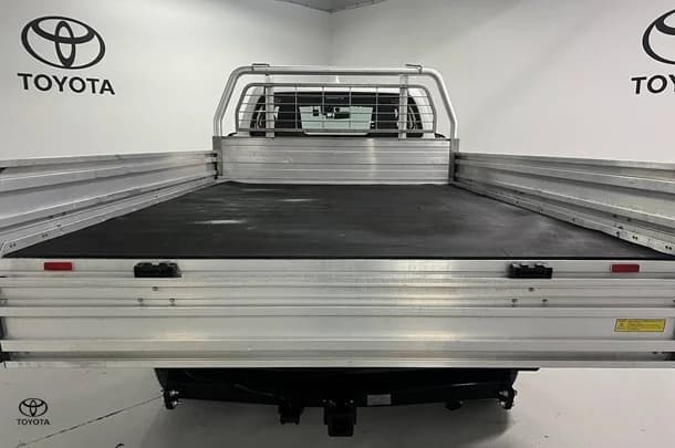 2024 Toyota Hilux SR image 12