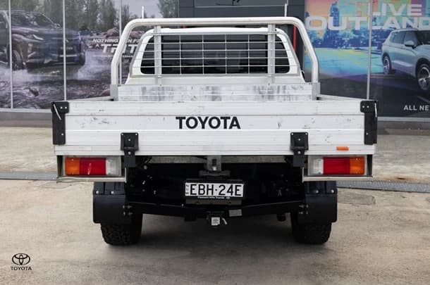 2018 Toyota Hilux 4x4 SR5 image 5