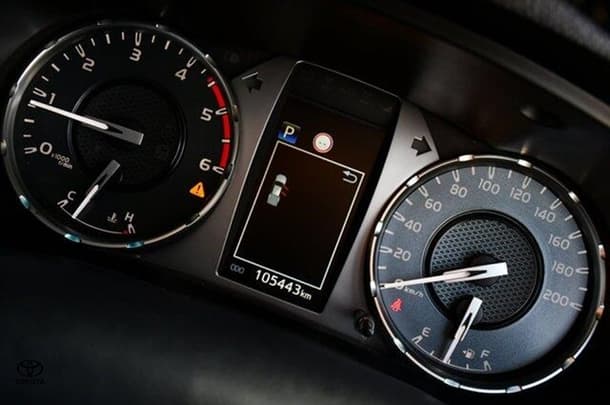 2020 Toyota Hilux SR5 image 11