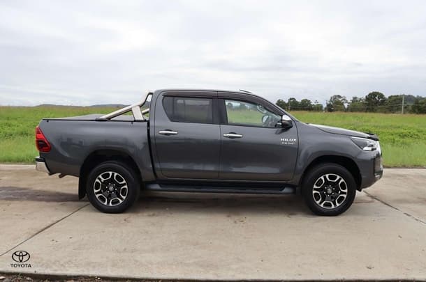 2020 Toyota Hilux 4x4 SR5 image 7