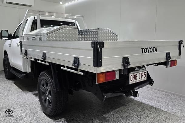 2023 Toyota Hilux SR image 6