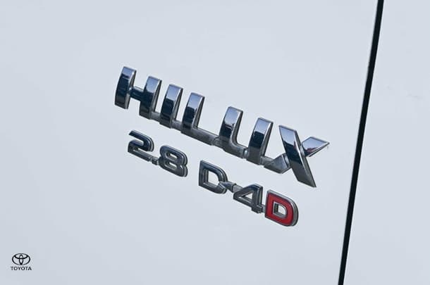 2017 Toyota HILUX SR5 image 13