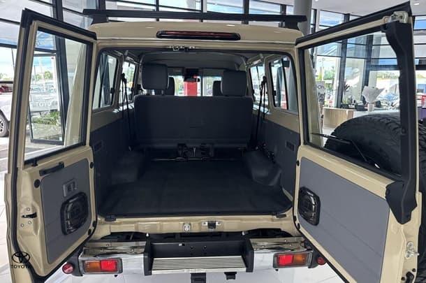 2023 Toyota LC Military GXL image 29