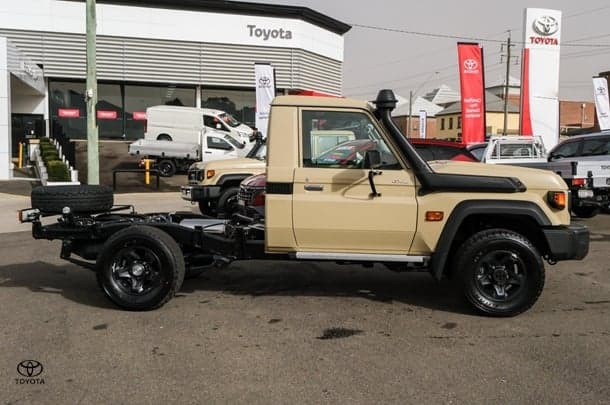 2025 Toyota LC MILITARY GXL image 3