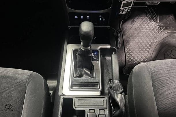 2020 Toyota Prado GX image 18
