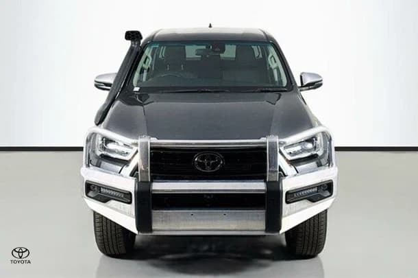 2022 Toyota Hilux SR5 image 2