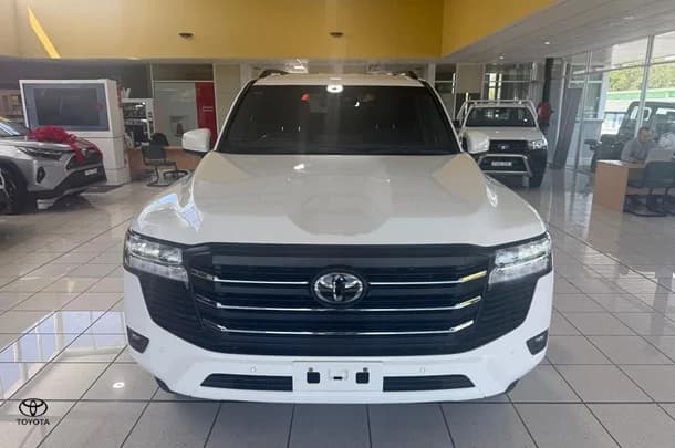 2023 Toyota Landcruiser GXL image 2