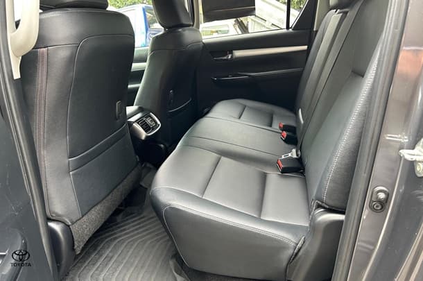 2022 Toyota Hilux 4x4 SR5 image 24