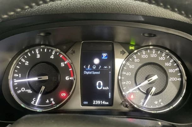 2023 Toyota Hilux SR5 image 13