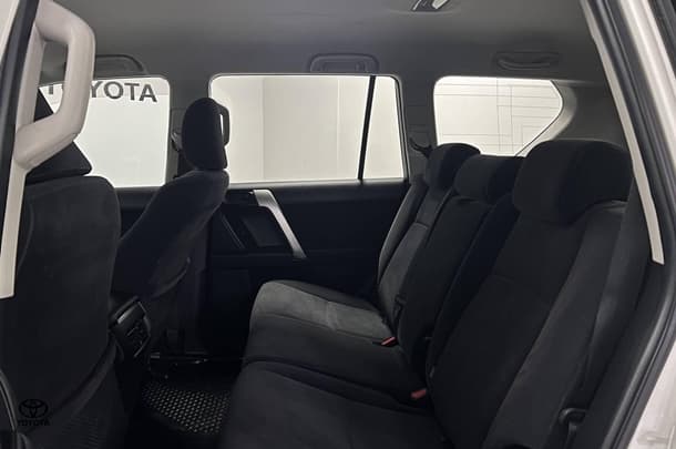 2020 Toyota Prado GX image 12
