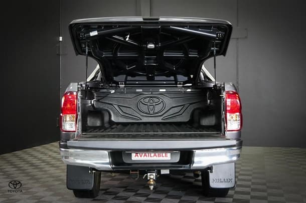 2017 Toyota Hilux 4x4 SR5 image 22
