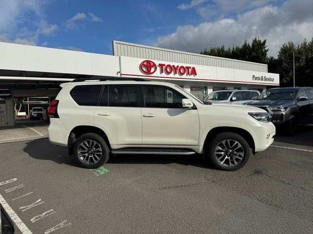 2021 Toyota Prado VX image 8