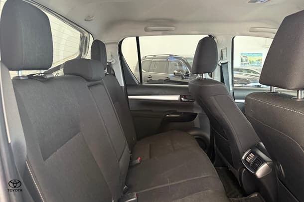 2023 Toyota Hilux SR5 image 15