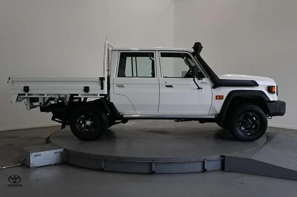 2025 Toyota LC Military GXL image 3