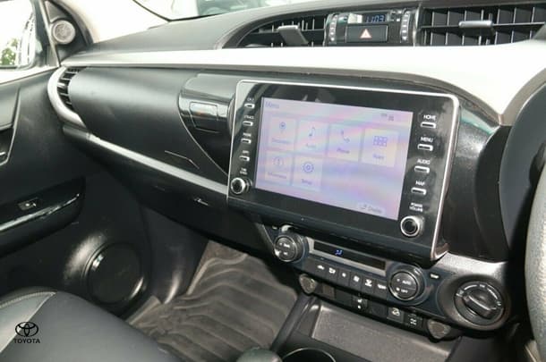2022 Toyota Hilux 4x4 SR5 image 10