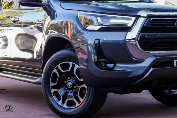 2023 TOYOTA Hilux 4x4 SR5 image 6