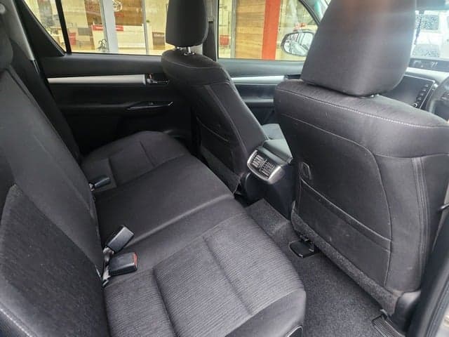 2021 Toyota Hilux 4x4 SR5 image 5