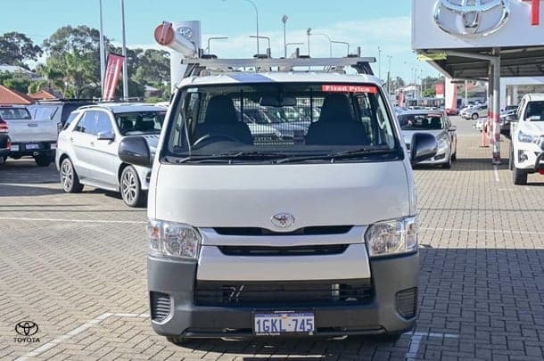 2017 Toyota Hiace LWB image 4